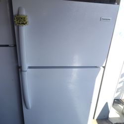 Frigidaire Top mount Refrigerator White Fully Functional Like New!