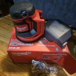 Milwaukee  Sander M18  ( New )