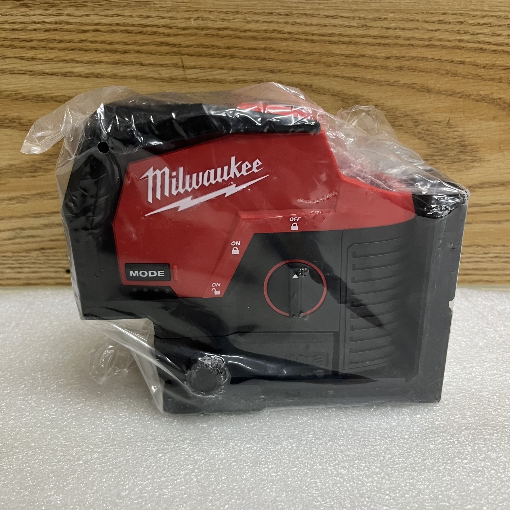 Milwaukee 3622-20 M12 Green Laser Level - Red/Black