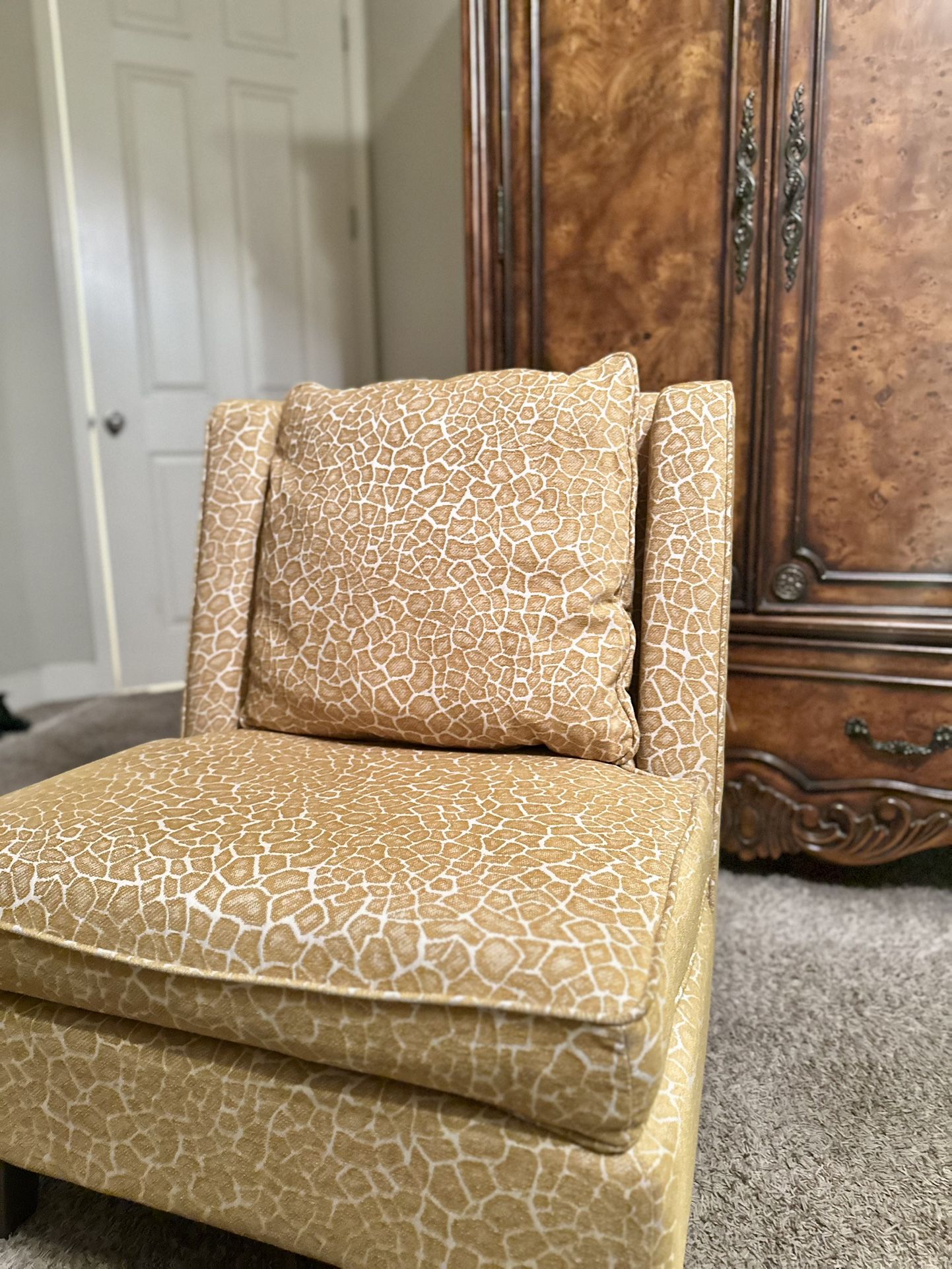 Elegant Giraffe Pattern Accent Chair with Matching Pillow - Living Room/Bedroom