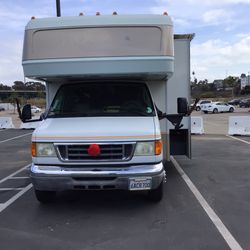 2008  Tioga Ford  10 cylinder 32 feet