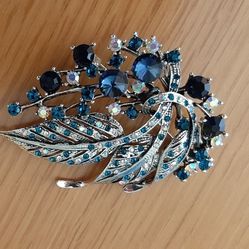 Brooch with blue, green and glass stones