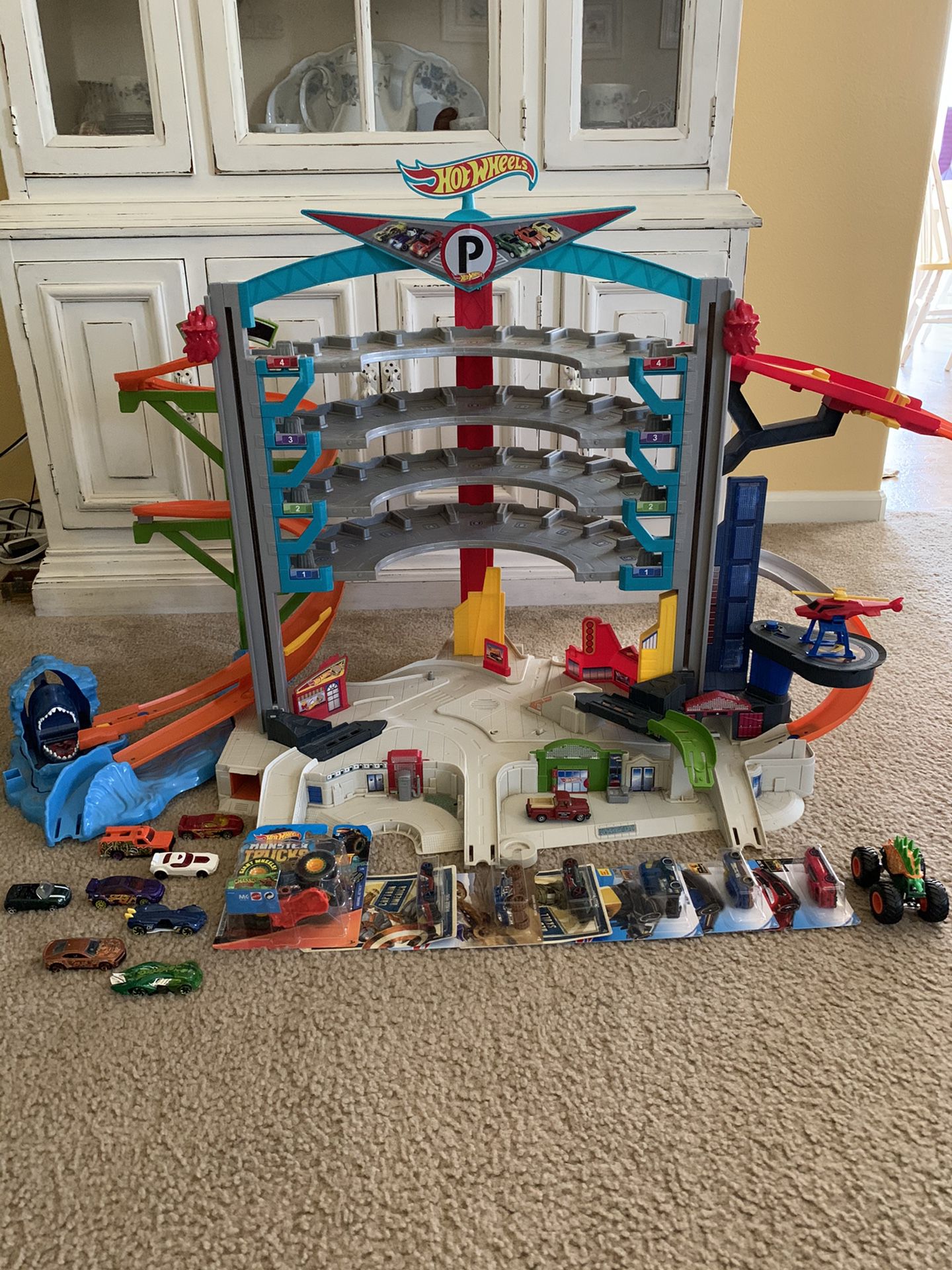 Hot Wheels Garage with cars