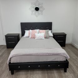 BRAND NEW QUEEN BED WITH NIGHTSTANDS AND MATTRESS _ CAMA QUEEN NUEVA CON COLCHON Y MESAS DE NOCHE 