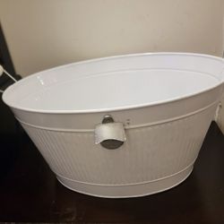 White oval galvanized metal beverage tub with wooden handles 19" L x 15" W 9" D