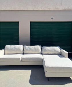Living spaces sectional couch 🛻  delivery available🛻