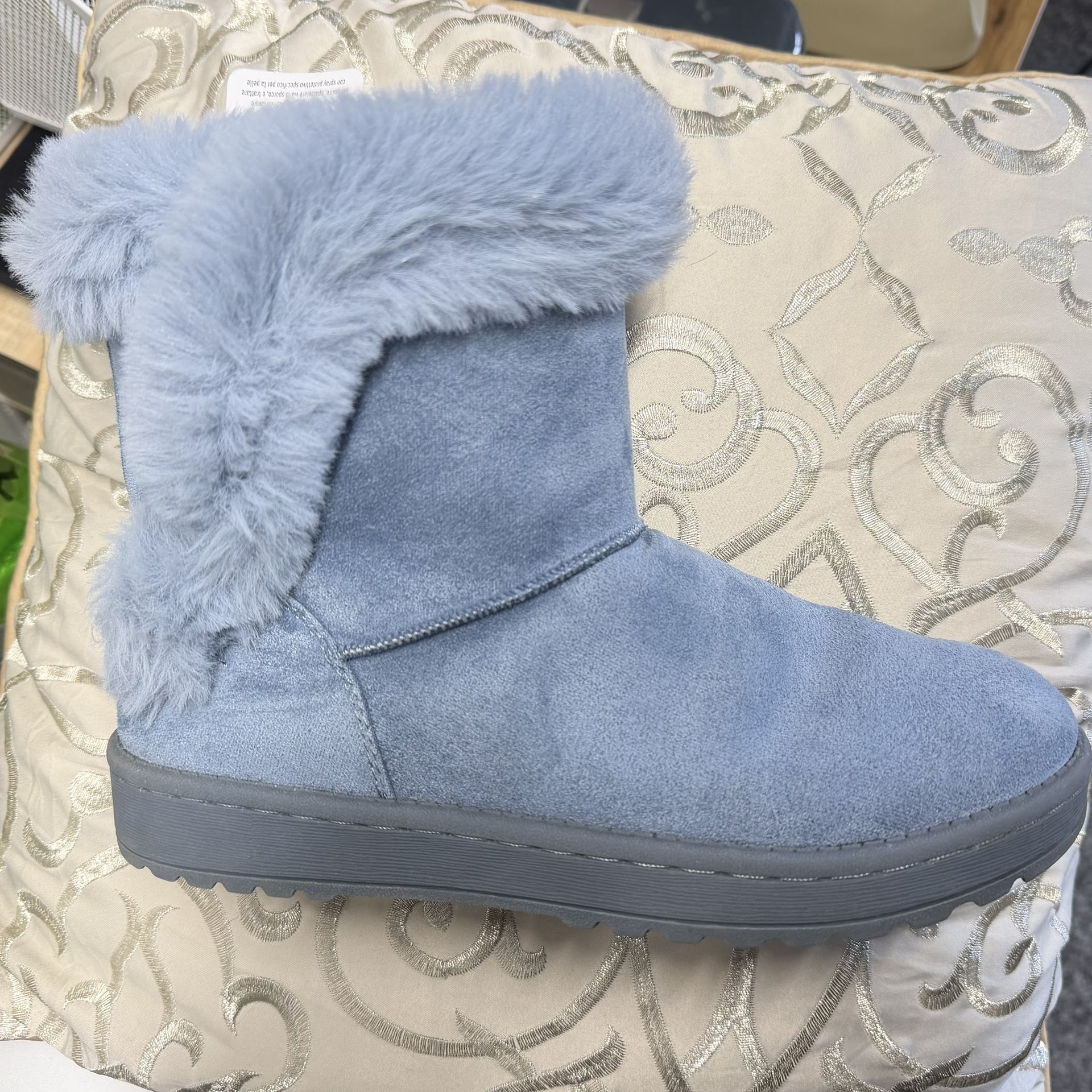 Like new Sonoma Goods For Life® Alainaa Girls Cozy Boots size 5, Used only once.