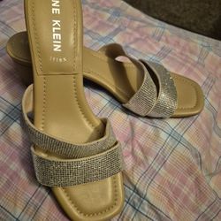 ANNE KLEIN SIZE 9.5 M ORIGINAL PRICE $79.  NEW   