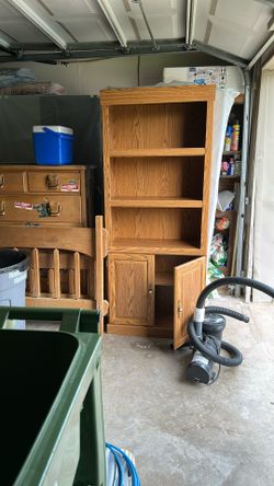 Tall Bookcase With 2 Shelves Behind Bottom Doors