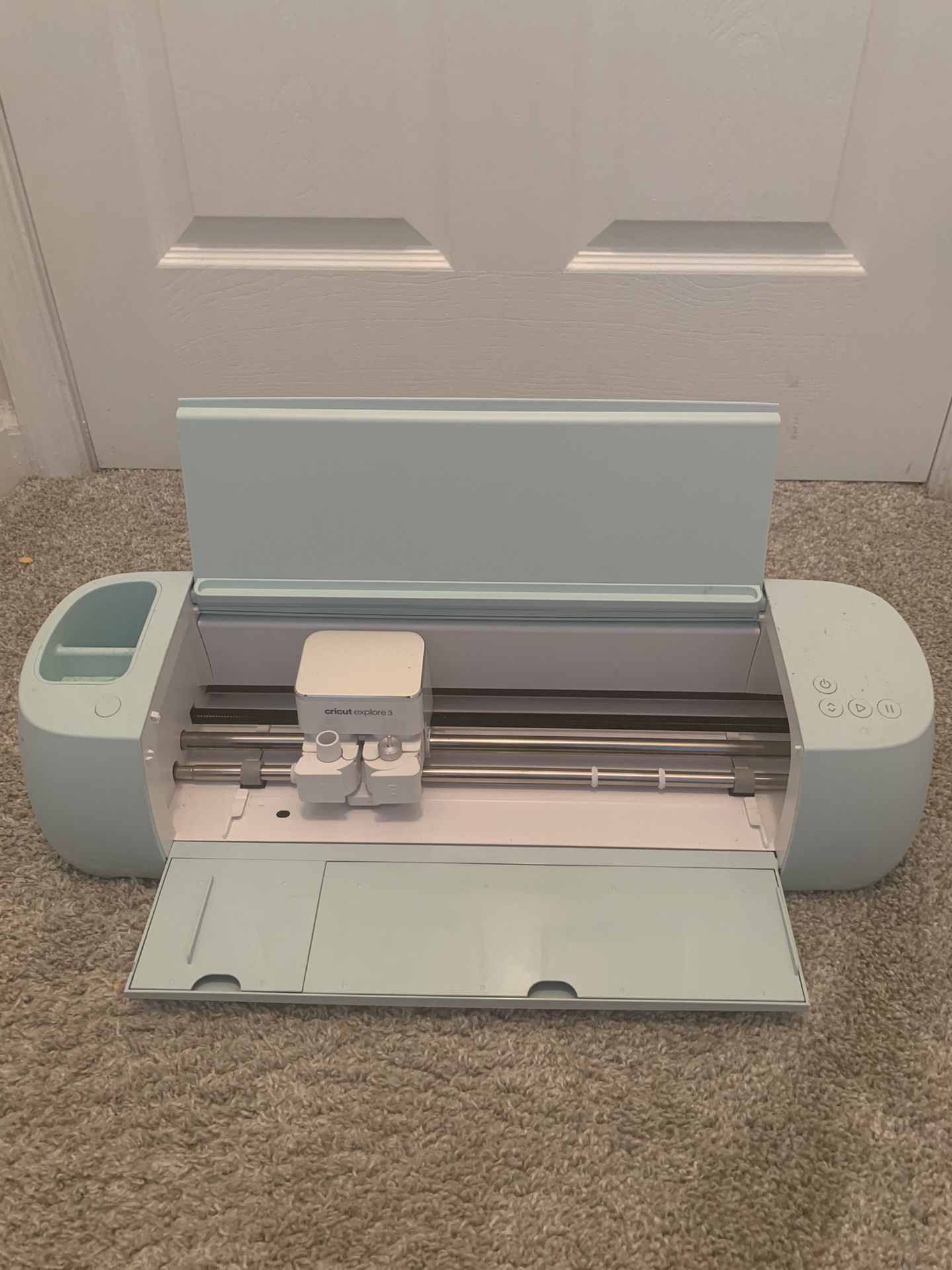 Cricut Explore 3 with Tools, Vinyl & Transfer Tape – Great Condition!