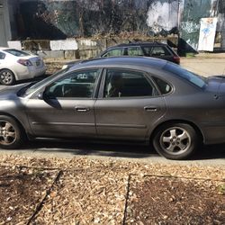Ford Taurus SE
