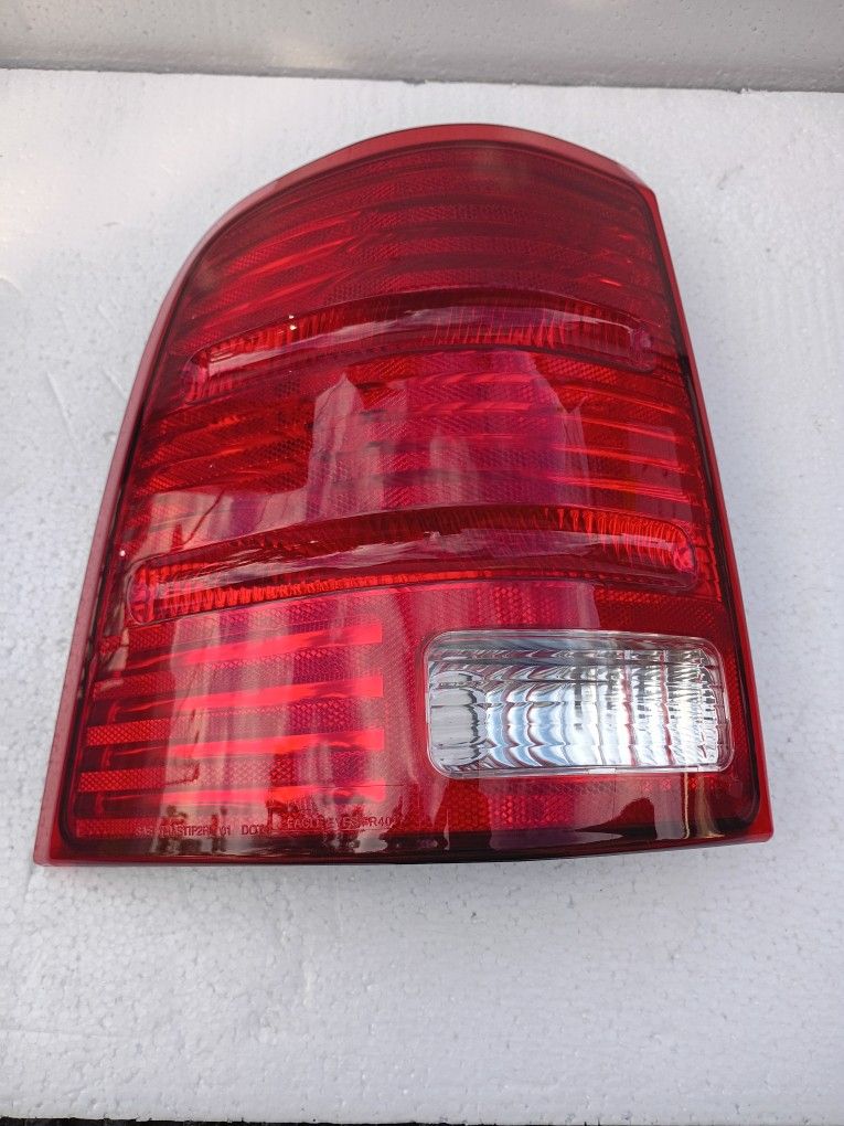 2002---2004 Ford Explorer LH Tail Light