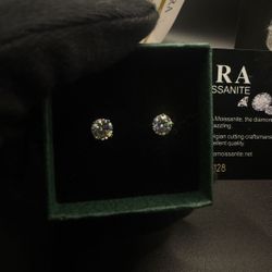 Moissanite For Use Of Ears 