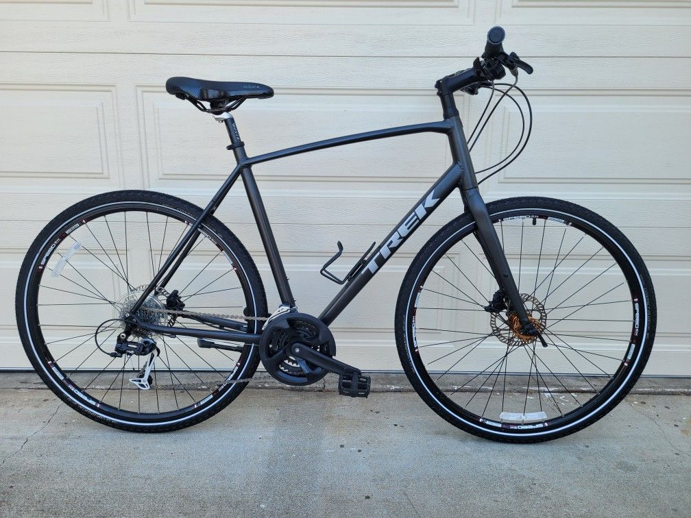 TREK FX2 City bike. 700×40C tires. Hydraulic disc brakes. 22.5 ALUMINUM frame. 27 speed. Bike good for tall people. Excellent condition.
