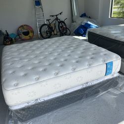 King Prana pristine like new condition was in a guest room very little use I can deliver  Or come see first   Retail $4,889 Your Price $675 