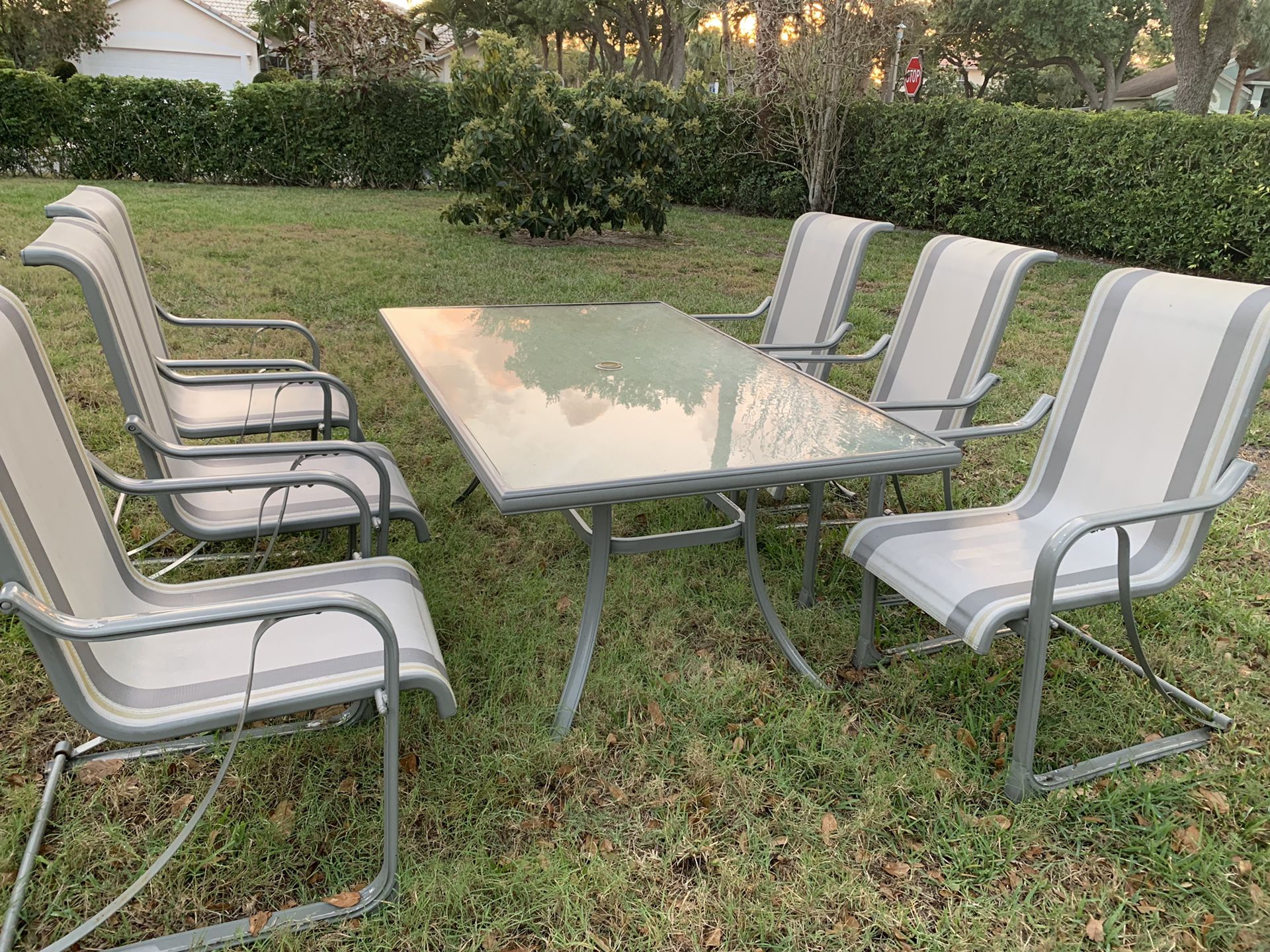 Patio furniture, 6 chairs and table