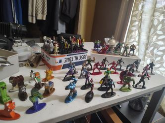 JADA TOYS MARVEL & DC WITH OTHER METAL FIGURES ($40)