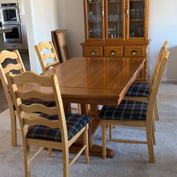 Oak dining room table with eaves and 5 chairs.
