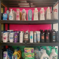 Shampoo conditioner, body, wash deodorant before men and women logging detergent