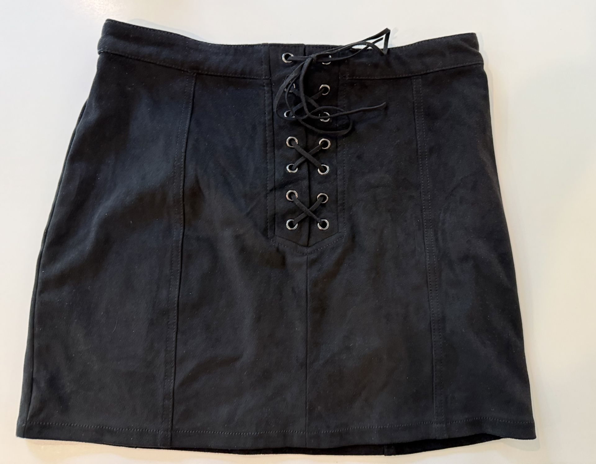 Forever 21 Black Skirt Women’s Mini Skirt Front Ties & Has a Side Zipper Sz 29 M