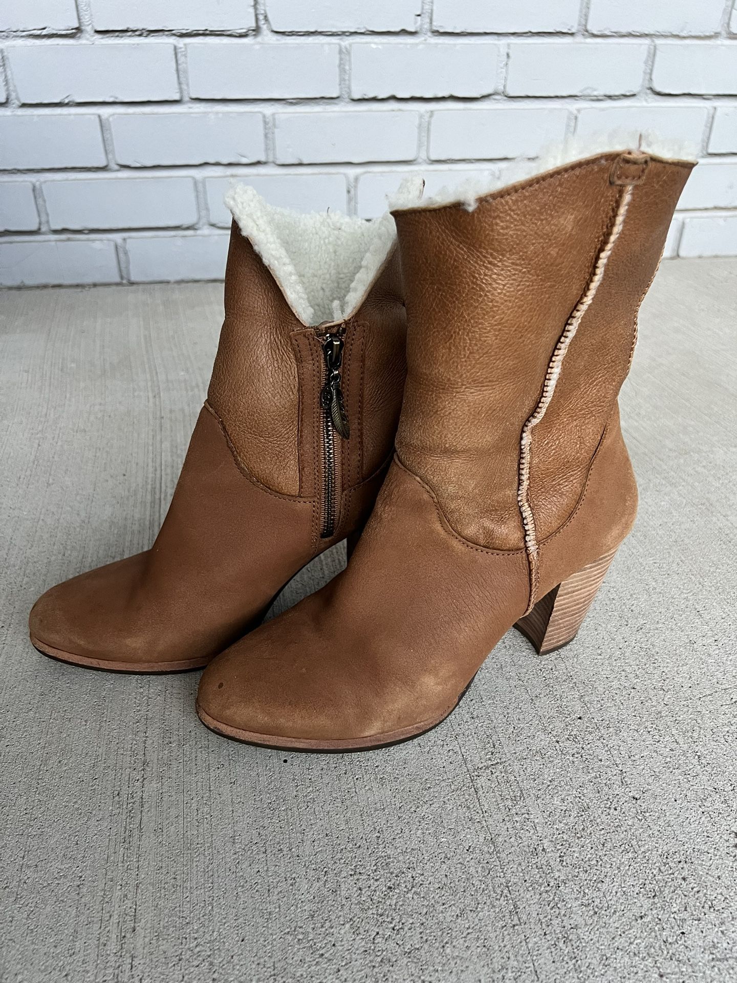 UGG Australia Sheepskin Fur Lined Leather Ankle Boots – Size 9 US / 40 EU – Foldover Cuff – Style 1008764