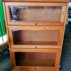 3 Shelf Hobby/curio/ Bookcase 