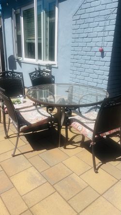outdoor round dining table with chairs
