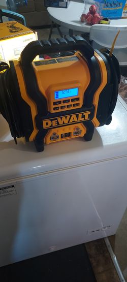 DEWALT
Portable Power 2000 Peak Amp
Jump Starter w/Digital
Compressor
