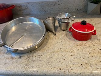 VINTAGE ITEMS~ 2 CAKE PANS, METAL MEASURING CUPS, & PIER 1 TEA/COFFEE HOLDER”