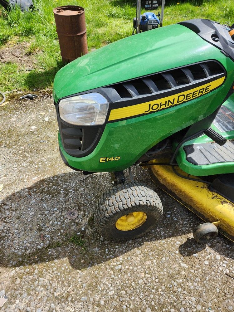 John Deere E 140 Riding Mower 