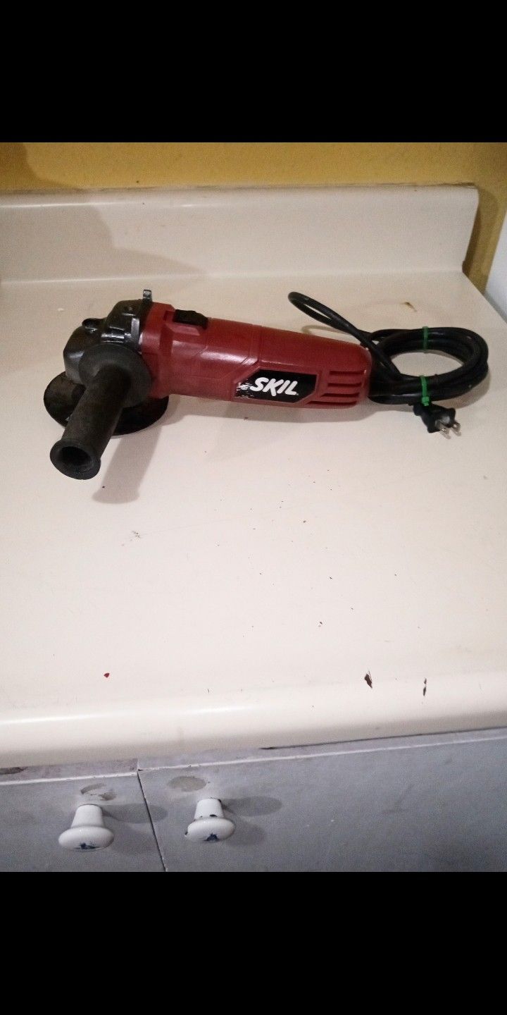 Skil 4 1/2 In Corded Angle Grinder In Excellent Condition Like New