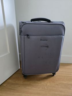 it luggage Gray Softside Carry On Spinner Suitcase 4 Wheel Rolling Travel Luggage