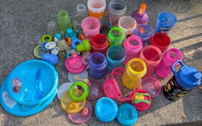 Huge Lot Of Baby Bottles, Toddler Sippy Cups And Glasses. Parts And Matches. Going To Need Cleaned. Brands Like:
Approx: 

Nuby 5
Munchkin 3
Slm 1
Nuk