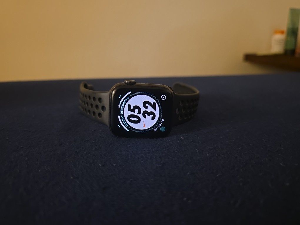 Apple Watch - Series 5 (Nike Edition)