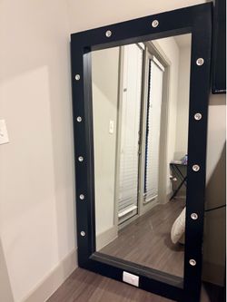 Mirror huge with lights black