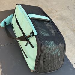 Pet travel carrier
