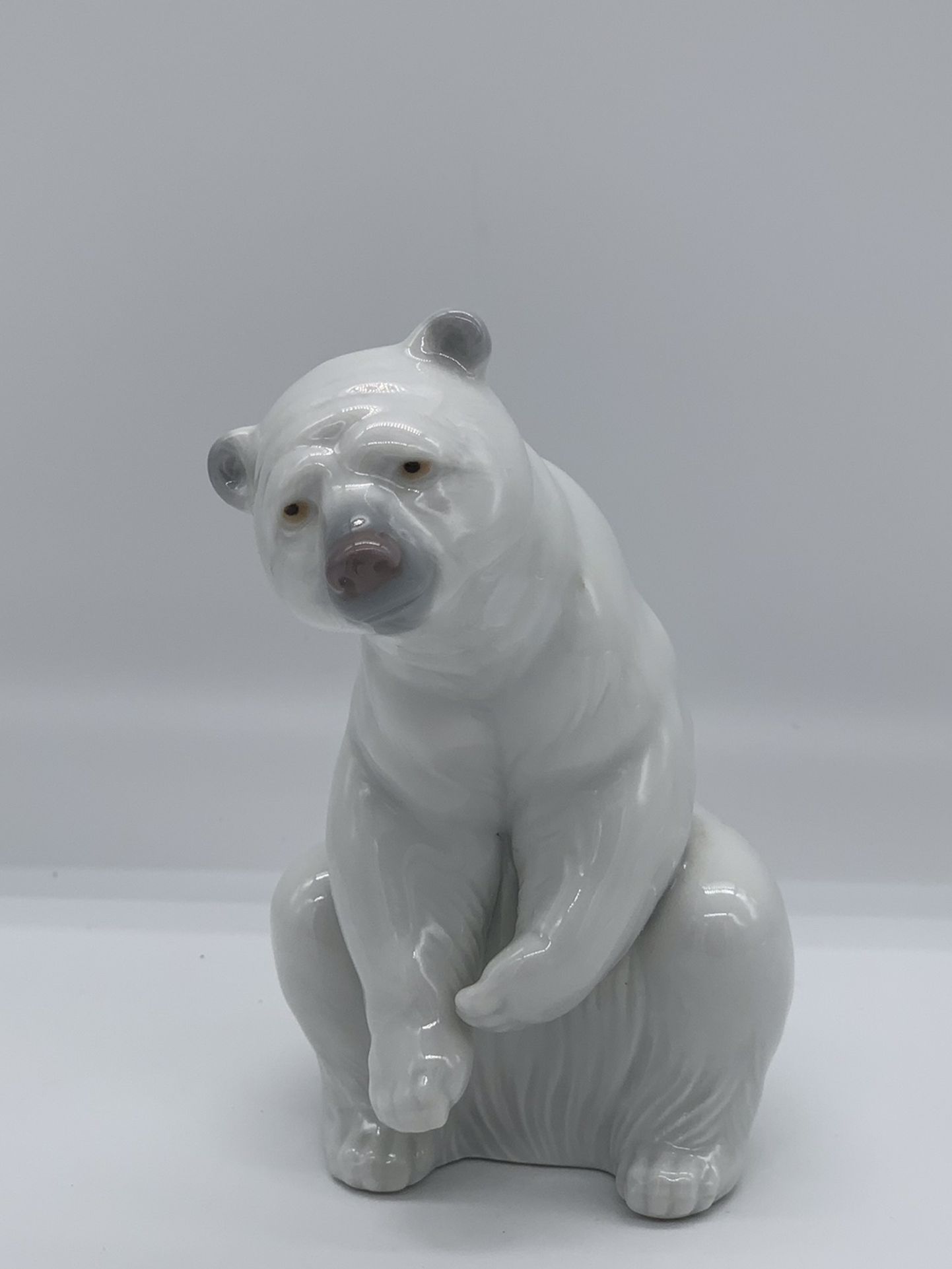 LLADRO RESTING POLAR BEAR FIGURINE