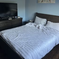 Queen Set And TV