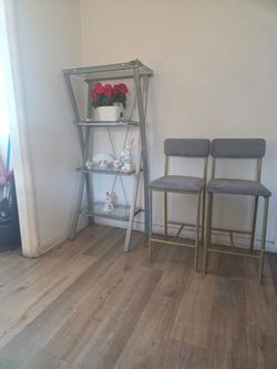 Vendo repisa y 2 sillas.