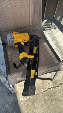 pistola de clavos del agua