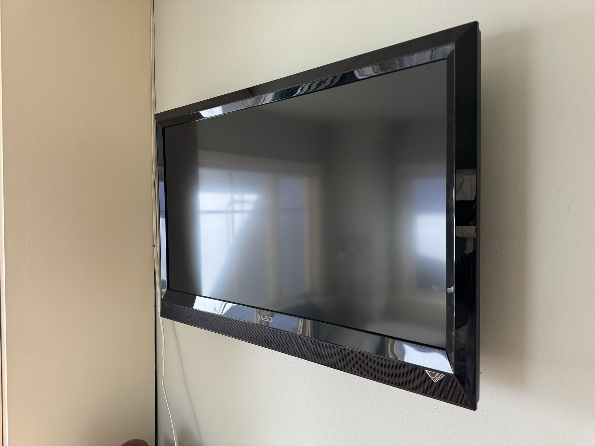 Vizio 37 Inch TV with Wall Mount