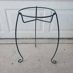 21" TALL METAL PLANT STAND. 21" TALL x 14" WIDE.  POT OPENING IS 11" ROUND 