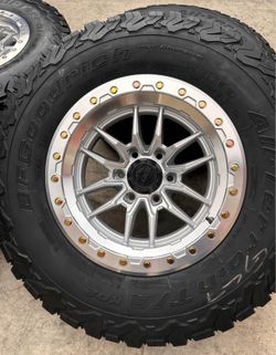 Bendo un set de Rines nuevos con llantas usados 28570R17 para Toyota Tacoma Chevy silverado
