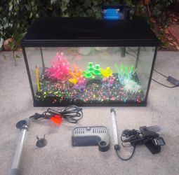 Fish Tank Ten Gallons Includes : Heater, Filter, Thermometer , 2 Light Bars and Decorations