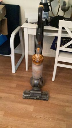 Dyson vacuum cleaner works perfect very good condition never lose section