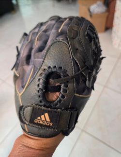 Adidas TS 1150NGT Eazy Close baseball Glove, 
 The Adidas TS 1150NGT Eazy Close is a 11.5-inch youth baseball/softball glove designed for quick, game-