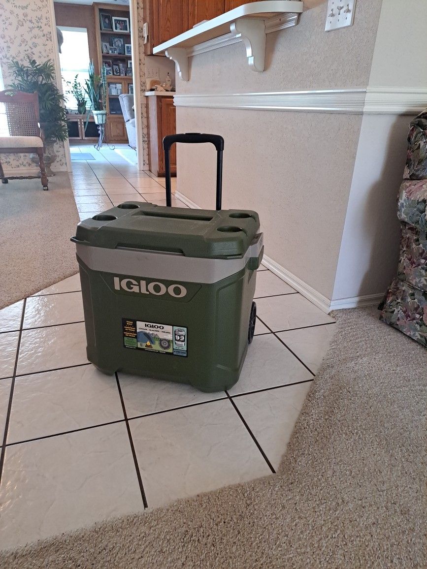 Igloo Latitude Roller Cooler 60 Qt