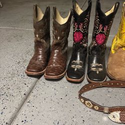 Boots (women) 