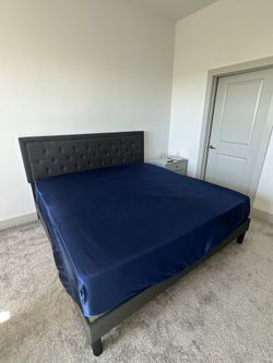 KING SIZE BED w MEMORY FOAM MATTRESS