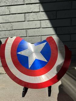 CAPTAIN AMERICA BATTLE DAMAGED SHIELD - Limited Edition D23 1/1500